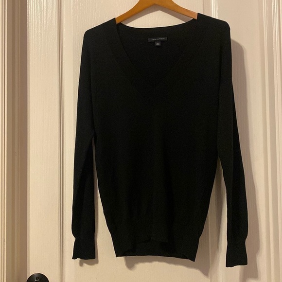 Banana Republic Women’s V-Neck Long Sleeve Black Sweater Size Small NWOT - Picture 1 of 8
